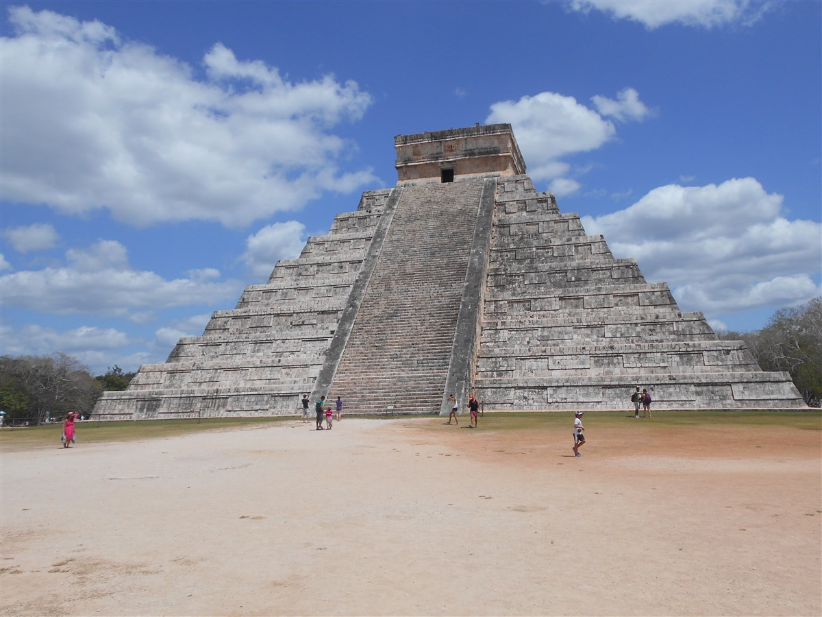 le-castillo-ou-pyramide-de-kukulcan-au-site-maya-de-chichen-itza-mexique