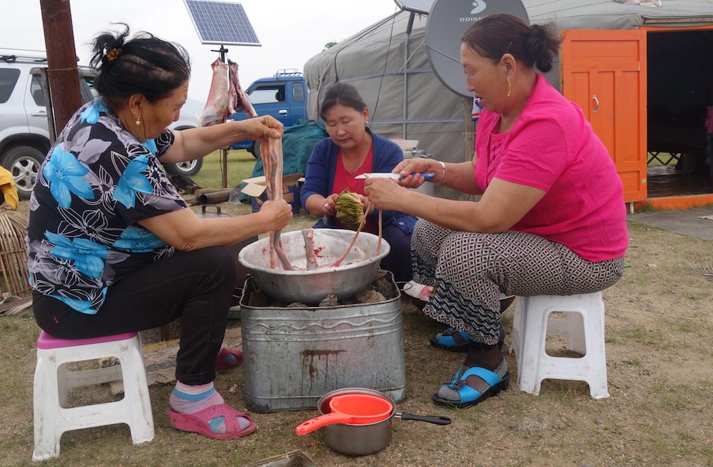 mongolie-famille-nomade-femmes-cuisinent
