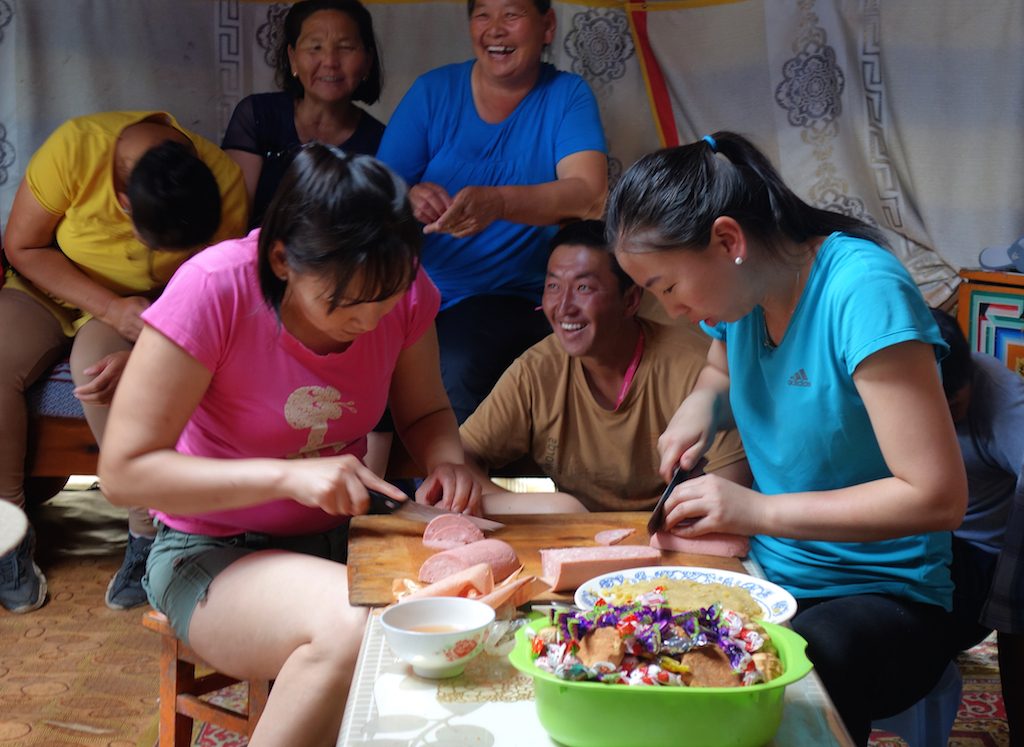 mongolie-famille-nomade-repas-yourte