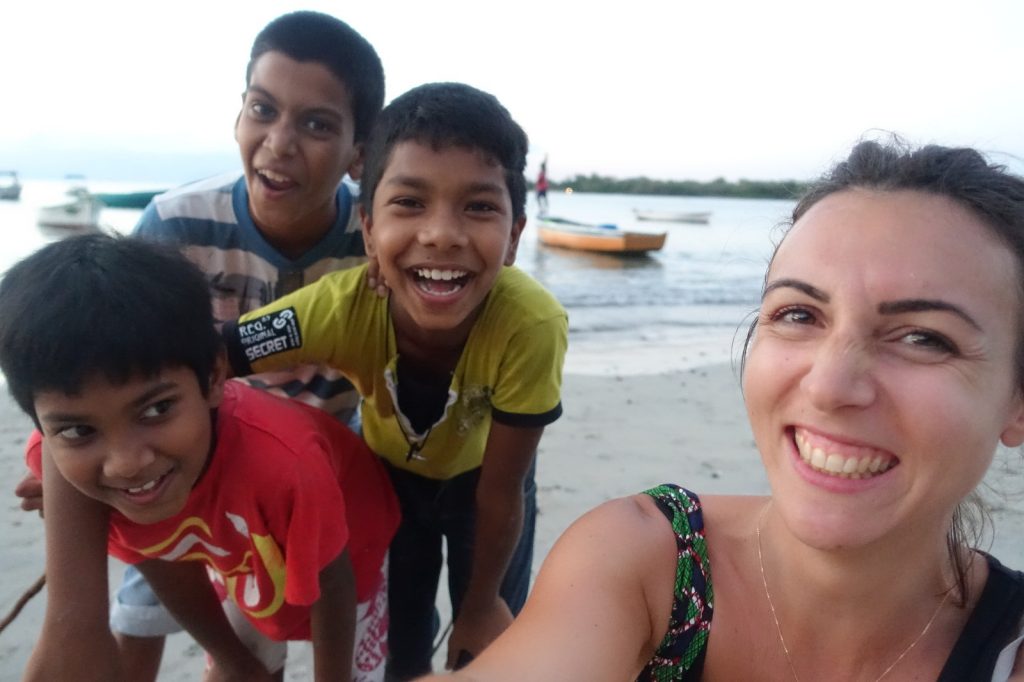 les-exploratrices-maurice-tamarin-plage-enfants-sourires