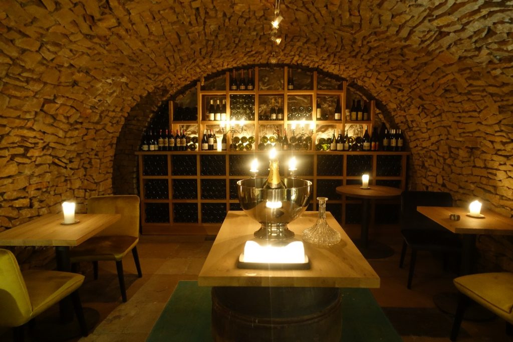 les-exploratrices-restaurant-92-bistro-lahaut-suresnes-cave-vin