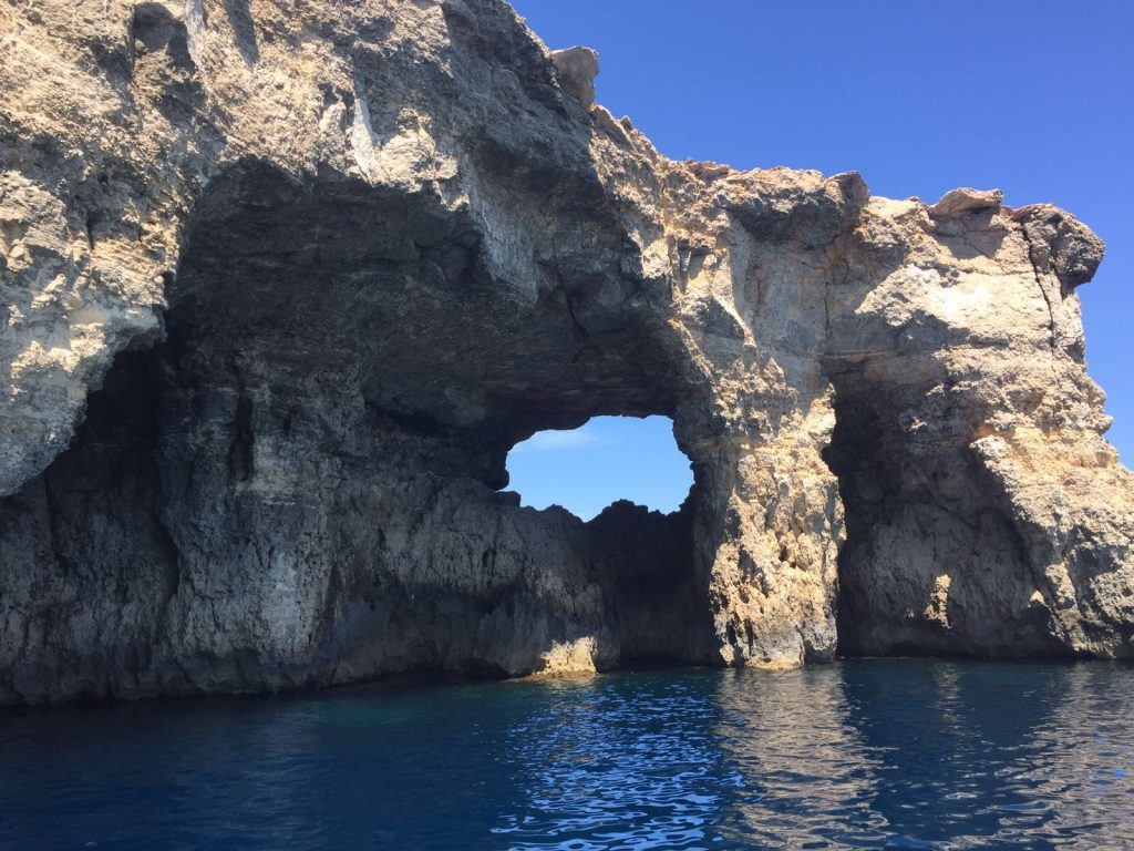 les-exploratrices-malte-grotte-bleue-eau