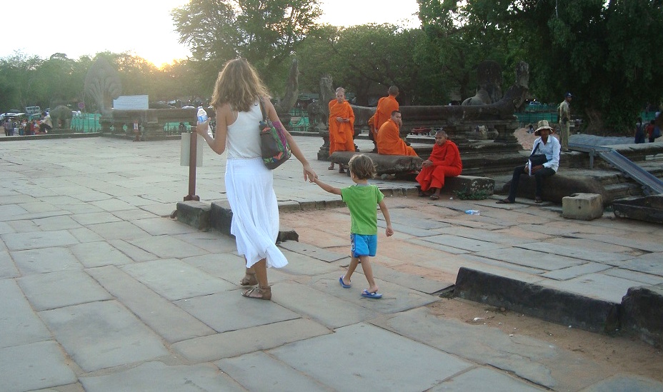 angkor-enfant-sunset-les-exploratrices-voyager-avec-un-enfant