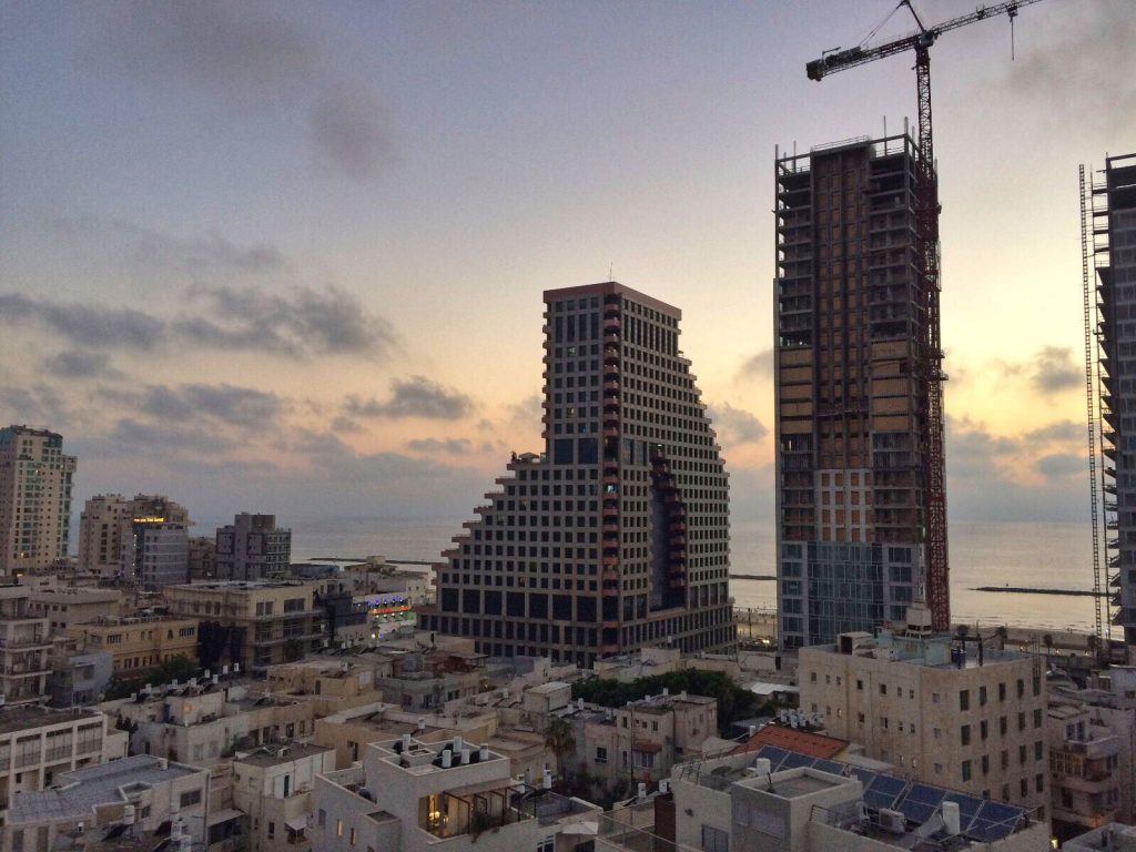 les-exploratrices-tel-aviv-israel-building-sunset