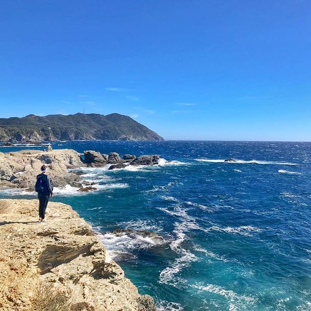 Fin de 48h de dingue avec @visit_var et @smileinouestvar ! De très belles découvertes, un temps de malade, de chouettes rencontres : le Var, c’est sûr qu’on se reverra !! Merci pour les bonnes vibes 💙
Ici, l’île du Gaou et son superbe décor qui nous rappelle la Bretagne ! Qui a dit que la Méditerranée ça n’était qu’une mer d’encre et du sable fin ?!? .
📸 by @fan2ny 
____________________________________
#lesexploratrices #exploringlife #enjoyinglife #fannylexploratrice #blogtrip #visitvar #paca #travelinspiration #sunset #hyeres #toulon #blogvoyage #gaou #travelblog #travelblogger #provence #var #weekend #beach #montsicie #ouestvar #sixfours #2017 #smileinouestvar #iledugaou #paysage #landscape