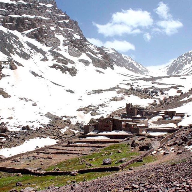 Saviez-vous que le 2ème sommet le plus élevé d'Afrique se trouve au Maroc ?! Il s'agit du mont Toubkal, 4107 mètres d'altitude 🏔😱💪🏼
A quelle altitude êtes-vous déjà montés ? 👣👣👣 Expérience de Lily au coeur de l'Atlas Marocain sur le blog 😍🇲🇦
LIEN DANS LA BIO
📸 le refuge du mont toubkal by @lilylil_planet 
_______________________
#lesexploratrices #exploringlife #enjoyinglife #lilylexploratrice #maroc #atlasmarocain #trekking #rando #exploringmarocco #morocco #simplymodest  #exploremore #letsgosomewhere #neverstopexploring #travelgram #travelmore #vacances #voyage #wanderlust #holidays #travelblog #travelgirls #girlslovetravel #girlslovetoexplore #passionpassport #aroundtheworld #letsgoeverywhere #travelinspiration