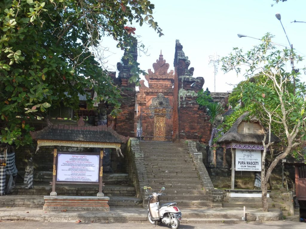 à seminyak à l'ouest d'ubud le temple de petitenget beach