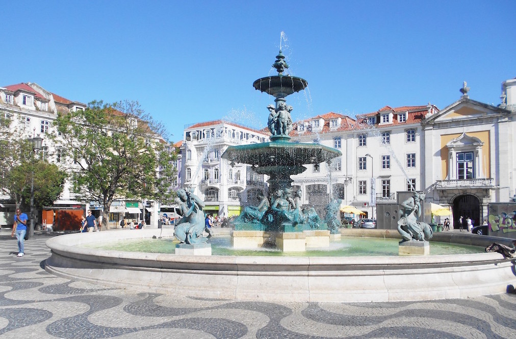 lisbonne-explorer-ville-fontaine-praca-do-rossio