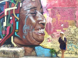 ornella devant un street art à carthagène