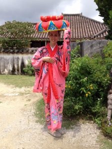 costume japonais au yaima village à ishigaki