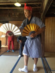 danse traditionnelle au yaima village à ishigaki