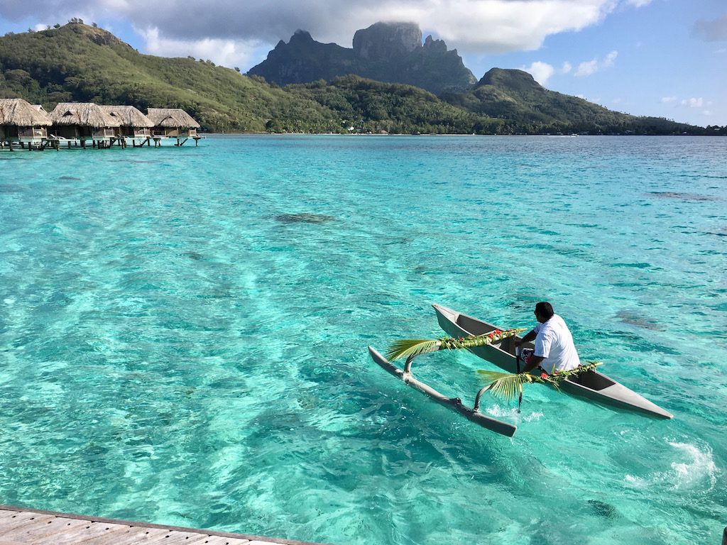 pirogue sur l'île de Bora Bora en Polynésie Française