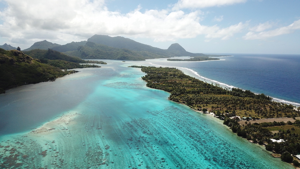 la polynésie française et l'île de huahine vue du ciel