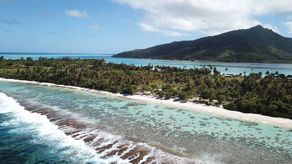 l'île de huahine vue du ciel en polynésie française