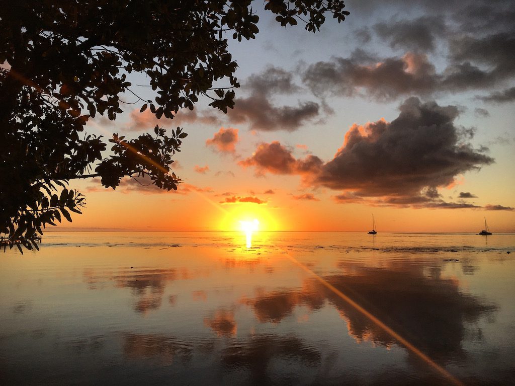 coucher de soleil à raiatea en polynésie française