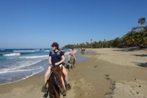 la république dominicaine authentique c'est se balader à cheval au bord de la mer