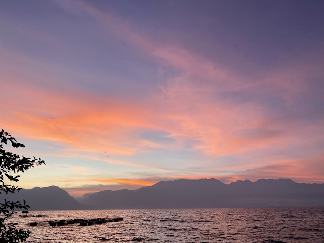 voyage solidaire à sumatra maninjau lake sunset